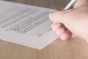 Kupujący analizujący dokumenty nieruchomości przed zakupem