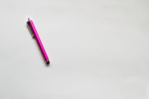 Podpisywanie umowy sprzedaży mieszkania przy stole z dokumentami