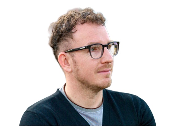 Daniel Nadolski w ciemnym kardiganie na białym tle
